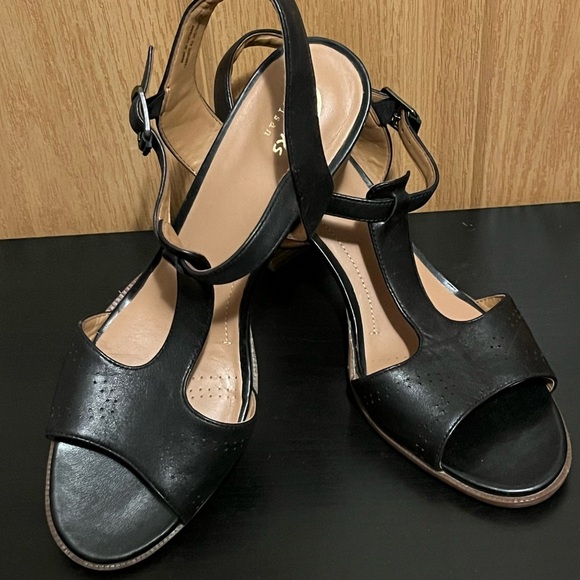Women's Clark's Black Ciera T Strap Leather Sandals 9M - Picture 14 of 16